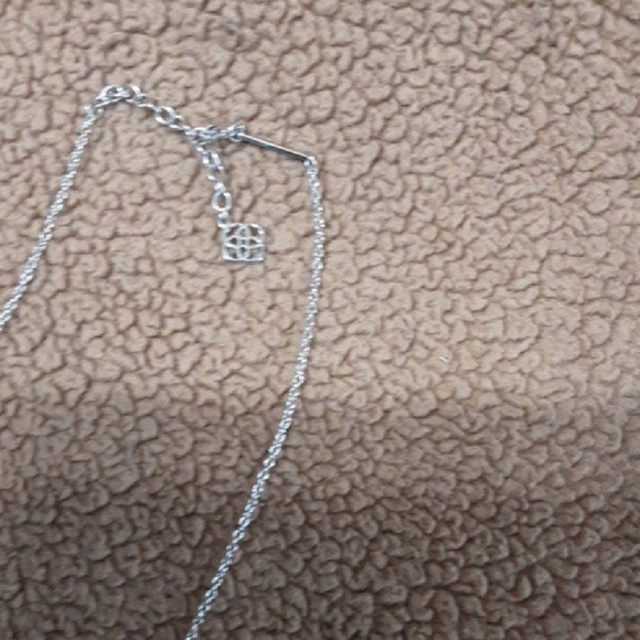Elegant Silver Necklace with Intricate Pendant - Picture 5 of 8